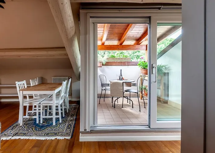 Romantica Mansarda Con Terrazzino Sui Tetti Di Apartment