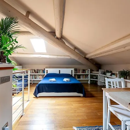 Romantica Mansarda Con Terrazzino Sui Tetti Di Apartman Parma