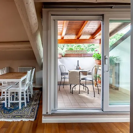 Romantica Mansarda Con Terrazzino Sui Tetti Di Apartman